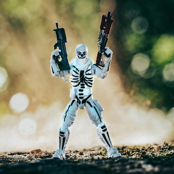 Скелет белый с оружием и аксессуарами / Skull Trooper Fortnite (15.5 см.) от Jazwares