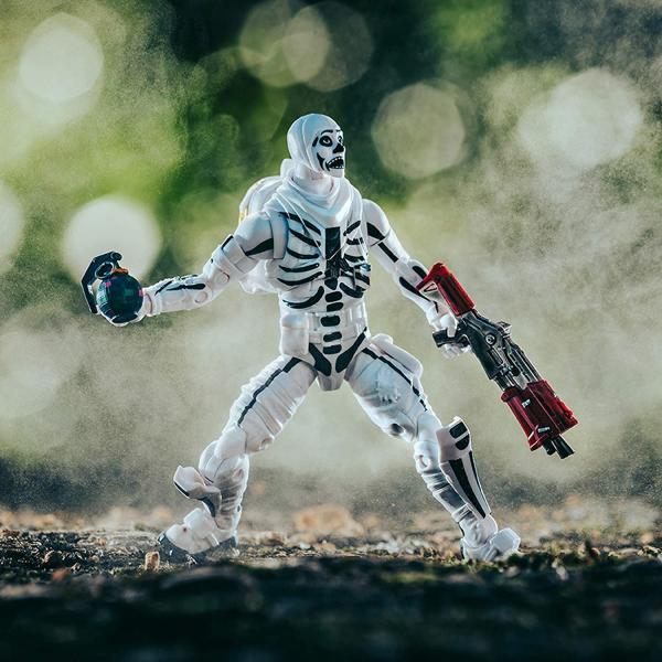 Скелет белый с оружием и аксессуарами / Skull Trooper Fortnite (15.5 см.) от Jazwares